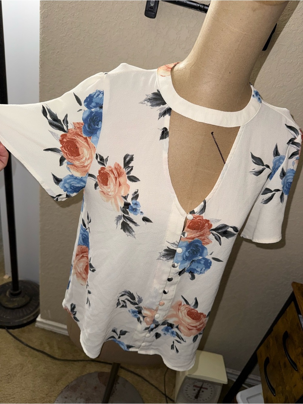 Women’s Sweet Wanderer floral blouse - Picture 2 of 6